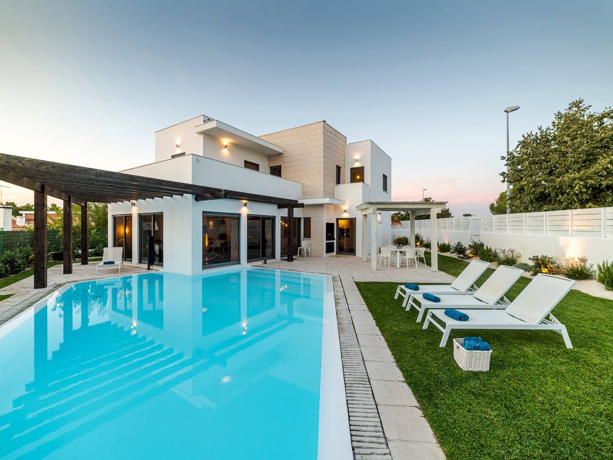 Villas & Detached Houses